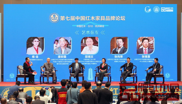 東成紅木董事長張錫復(fù)(右一)作為論壇嘉賓出席中國紅木G10領(lǐng)袖峰會暨第七屆中國紅木家具品牌論壇 東成紅木董事長張錫復(fù)(右一)作為論壇嘉賓出席中國紅木G10領(lǐng)袖峰會暨第七屆中國紅木家具品牌論壇