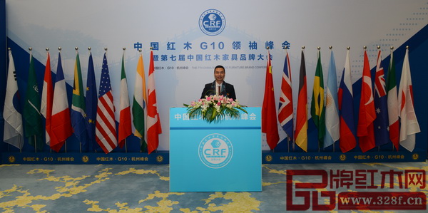 作為第七屆中國紅木家具品牌大會的特別支持單位，鴻運堂總經(jīng)理蕭耀能受邀出席大會并在活動現(xiàn)場留影