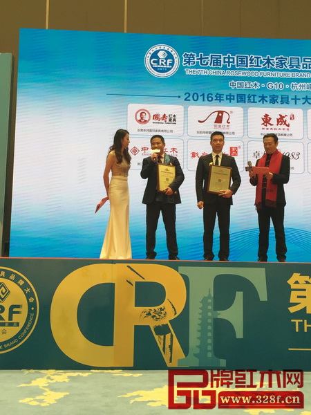 老周紅木董事長周仲堅接受廣東電視臺主持人央金的現(xiàn)場采訪 老周紅木董事長周仲堅接受廣東電視臺主持人央金的現(xiàn)場采訪