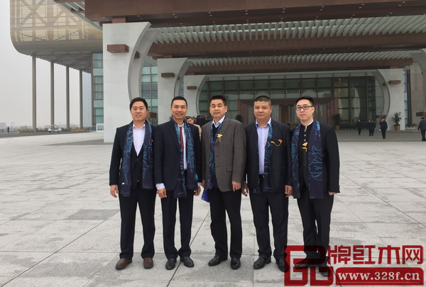 鴻運堂總經(jīng)理蕭耀能（左二）與中山市大涌鎮(zhèn)黨委副書記、鎮(zhèn)長賀修虎在杭州G20峰會舉辦地合影留念