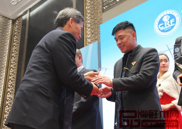 家具行業(yè)資深學(xué)者王周（左）為緣人緣總經(jīng)理陳亞盛頒發(fā)“2016年中國紅木家具杰出職業(yè)經(jīng)理人”獎(jiǎng)杯
