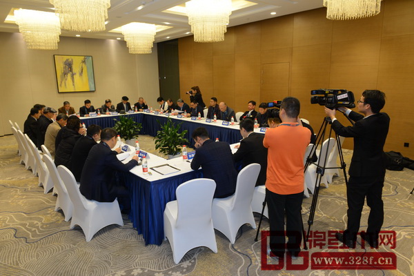 張錫復(fù)受邀參加全聯(lián)藝術(shù)紅木家具專委會主席團(tuán)、專家團(tuán)二次工作會議 張錫復(fù)受邀參加全聯(lián)藝術(shù)紅木家具專委會主席團(tuán)、專家團(tuán)二次工作會議