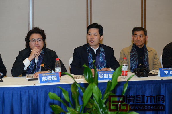 工作會議上,張錫復(fù)指出,要以可持續(xù)性發(fā)展的目光,以藝術(shù)的視角去制造每一件產(chǎn)品 工作會議上,張錫復(fù)指出,要以可持續(xù)性發(fā)展的目光,以藝術(shù)的視角去制造每一件產(chǎn)品