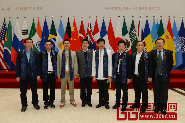 張錫復(fù)與中山市大涌鎮(zhèn)鎮(zhèn)長賀修虎(左四)、華南農(nóng)業(yè)大學(xué)教授李凱夫(右一)、中山市紅木古典家具學(xué)會名譽(yù)理事長謝巧明(右四)及中山紅木家具企業(yè)領(lǐng)袖合影留念 張錫復(fù)與中山市大涌鎮(zhèn)鎮(zhèn)長賀修虎(左四)、華南農(nóng)業(yè)大學(xué)教授李凱夫(右一)、中山市紅木古典家具學(xué)會名譽(yù)理事長謝巧明(右四)及中山紅木家具企業(yè)領(lǐng)袖合影留念