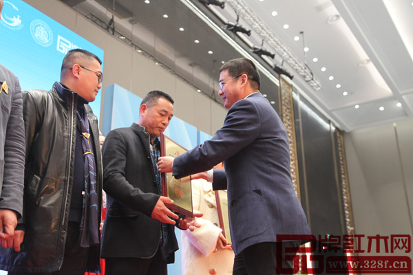 中國木材與木制品流通協(xié)會副會長車暢給興成紅木董事長張新貴頒發(fā)“2016年中國紅木家具行業(yè)十大受歡迎品牌” 中國木材與木制品流通協(xié)會副會長車暢給興成紅木董事長張新貴頒發(fā)“2016年中國紅木家具行業(yè)十大受歡迎品牌”
