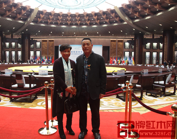 興成紅木董事長張新貴及其夫人潘敏陽在杭州G20峰會主會場合影留念 興成紅木董事長張新貴及其夫人潘敏陽在杭州G20峰會主會場合影留念