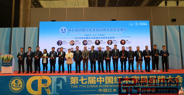 偉明軒董事長張石乃(左五)上臺接受頒牌 偉明軒董事長張石乃(左五)上臺接受頒牌