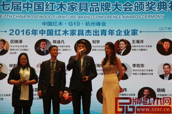憶古軒總經(jīng)理劉宇（右二）代表“2016年中國紅木家具品牌大會杰出青年企業(yè)家”接受廣東電視臺主持人央金采訪