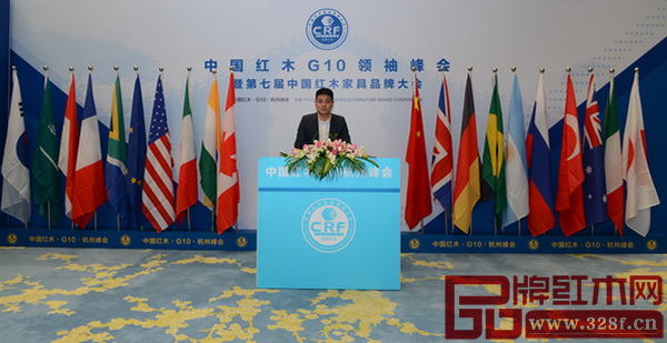 憶古軒總經(jīng)理劉宇在中國紅木G10領袖峰會紀念板前留影 憶古軒總經(jīng)理劉宇在中國紅木G10領袖峰會紀念板前留影