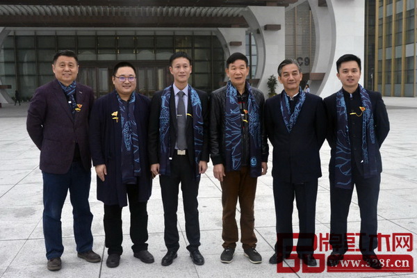 區(qū)氏臻品董事長區(qū)勝春(右三)、總經理區(qū)錦澤(左三)與恭王府古典家具研究員、海南花梨文化研究會會長張志揚(右二),全聯(lián)藝術紅木家具專業(yè)委員會專家顧問、東北林業(yè)大學明清家具研究所所長牛曉霆(左二),全聯(lián)藝術紅木家具專業(yè)委員會專家顧問、明清家具研究學者張輝(左一),全聯(lián)藝術紅木家具專業(yè)委員會執(zhí)行會長兼秘書長、弘木傳媒CEO林偉華(右一)在G20峰會舉辦地——杭州國際博覽中心合影留念 區(qū)氏臻品董事長區(qū)勝春(右三)、總經理區(qū)錦澤(左三)與恭王府古典家具研究員、海南花梨文化研究會會長張志揚(右二),全聯(lián)藝術紅木家具專業(yè)委員會專家顧問、東北林業(yè)大學明清家具研究所所長牛曉霆(左二),全聯(lián)藝術紅木家具專業(yè)委員會專家顧問、明清家具研究學者張輝(左一),全聯(lián)藝術紅木家具專業(yè)委員會執(zhí)行會長兼秘書長、弘木傳媒CEO林偉華(右一)在G20峰會舉辦地——杭州國際博覽中心合影留念