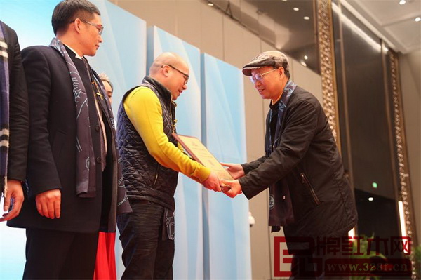 全聯(lián)藝術(shù)紅木家具專委會(huì)專家顧問(wèn)彭亮先生給盧家藝林董事長(zhǎng)盧嘉林頒取獎(jiǎng)牌 全聯(lián)藝術(shù)紅木家具專委會(huì)專家顧問(wèn)彭亮先生給盧家藝林董事長(zhǎng)盧嘉林頒取獎(jiǎng)牌