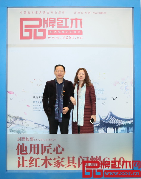 萬事紅董事長蔣國洪夫婦合影留念 萬事紅董事長蔣國洪夫婦合影留念