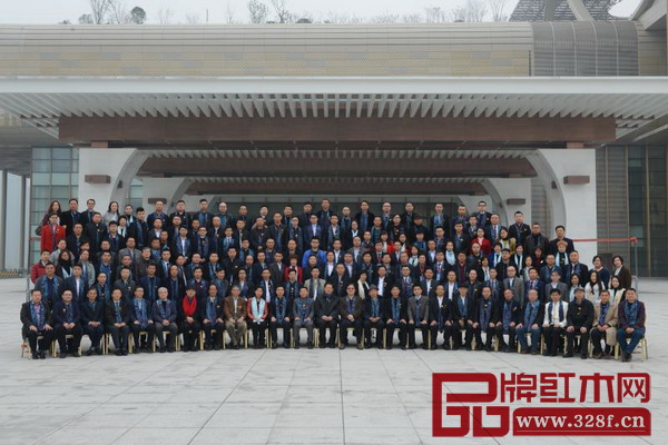 第七屆中國紅木家具品牌大會全體嘉賓在G20峰會會場前合影
