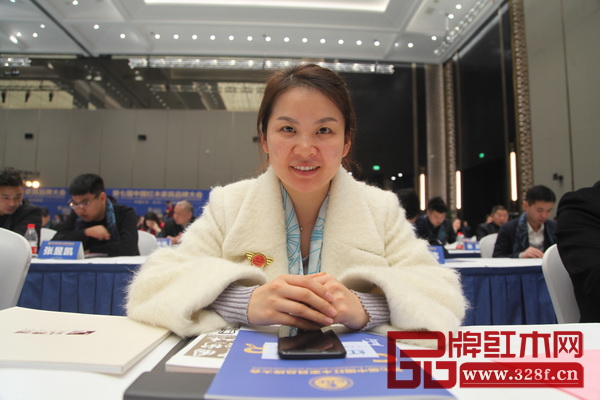 雙洋紅木董事長夫人周益菱出席品牌大會 雙洋紅木董事長夫人周益菱出席品牌大會