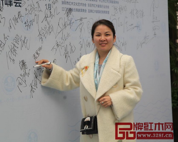 雙洋紅木董事長夫人周益菱在簽到處 雙洋紅木董事長夫人周益菱在簽到處