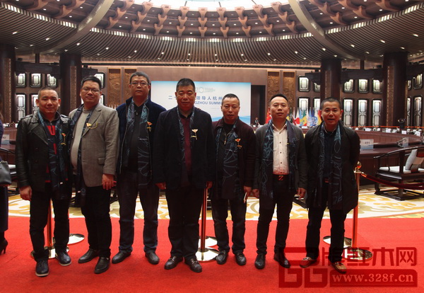 心時代董事長馬偉(左三)與眾多東陽品牌企業(yè)在G20峰會舉辦地共同合影留念 心時代董事長馬偉(左三)與眾多東陽品牌企業(yè)在G20峰會舉辦地共同合影留念