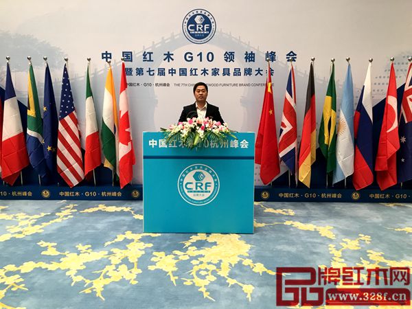 大匯堂總經(jīng)理胡春龍?jiān)谥袊t木G10領(lǐng)袖峰會(huì)背景留影 大匯堂總經(jīng)理胡春龍?jiān)谥袊t木G10領(lǐng)袖峰會(huì)背景留影