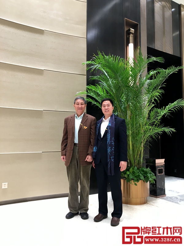 原故宮博物院文??萍疾恐魅尾莒o樓(左)與大匯堂總經(jīng)理胡春龍(右)合影 原故宮博物院文保科技部主任曹靜樓(左)與大匯堂總經(jīng)理胡春龍(右)合影