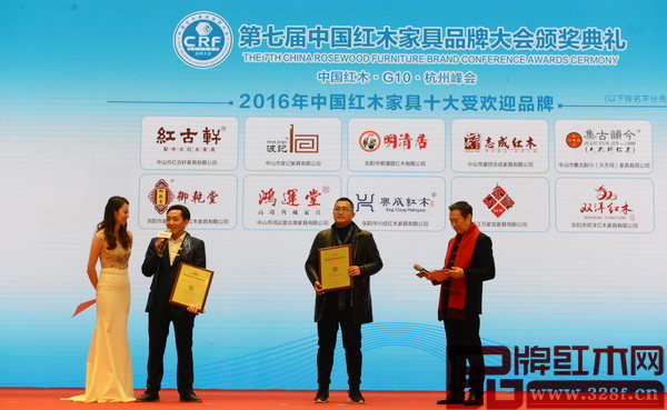 集古韻今董事長陳新平(左二)代表2016年中國紅木家具十大受歡迎品牌接受廣東電視臺主持人央金采訪 集古韻今董事長陳新平(左二)代表2016年中國紅木家具十大受歡迎品牌接受廣東電視臺主持人央金采訪