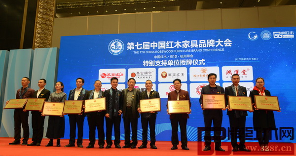 作為此次盛會的特別支持單位，總經(jīng)理蕭耀能（右二）上臺接受頒牌