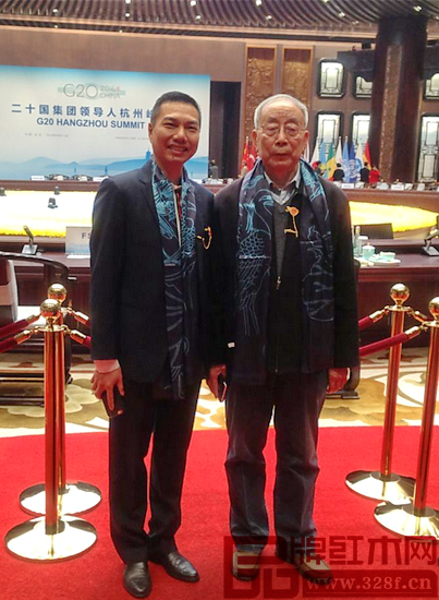 鴻運堂總經(jīng)理蕭耀能（左）與中國紅木家具技術(shù)專家曹新民（右）在杭州G20峰會主會場合影留念