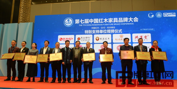 順泰軒作為特別支持單位全程見證了此次盛會,董事長劉勝長(右四)接受組委會授予的牌匾 順泰軒作為特別支持單位全程見證了此次盛會,董事長劉勝長(右四)接受組委會授予的牌匾