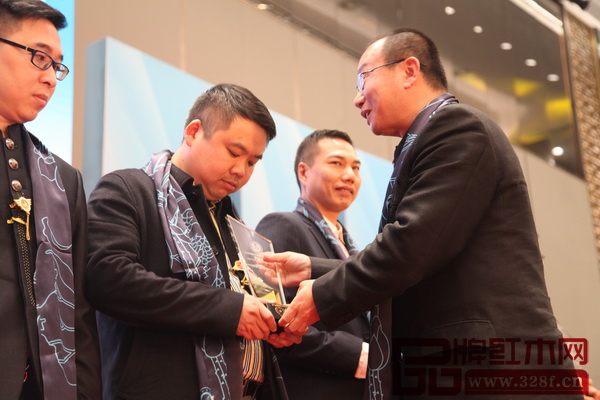 故宮博物院副研究員周京南給張海鋒頒獎 故宮博物院副研究員周京南給張海鋒頒獎