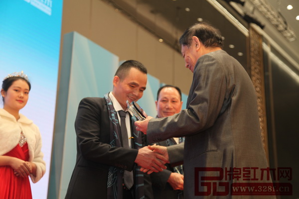 全國工商聯(lián)執(zhí)委、全聯(lián)民間文物藝術(shù)品商會(huì)會(huì)長宋建文為雅仕軒董事長陳君頒發(fā)獎(jiǎng)杯