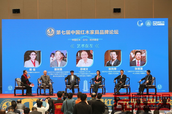 首輪論壇由中央電視臺著名主持人趙保樂主持，以“藝術(shù)在左”為主題，中國收藏家協(xié)會副會長維佳（右三）、中國紅木家具文化研究院院長濮安國（左三）、中國傳統(tǒng)工藝大師邵湘文（左二）、東陽市紅木家具行業(yè)協(xié)會常務(wù)副會長張向榮（右二）、全聯(lián)藝術(shù)紅木家具專委會主席團(tuán)主席張錫復(fù)（右一）展開討論