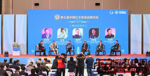 第二輪論壇由中央電視臺著名主持人趙保樂主持，原亞洲家具聯(lián)合會會長林作新（左三）、教育部《家具設(shè)計(jì)與制造》專業(yè)帶頭人彭亮（右三）、廣東省紅木商會會長吳赤宇（左二）、全聯(lián)藝術(shù)紅木家具專委會主席團(tuán)主席李忠信（右二）、全聯(lián)藝術(shù)紅木家具專委會執(zhí)行會長林偉華（右一）圍繞“新中式在右”的主題進(jìn)行探討