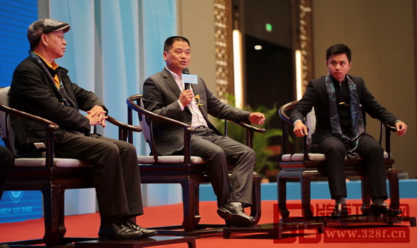 全聯(lián)藝術(shù)紅木家具專委會主席團(tuán)主席、東陽市紅木家具行業(yè)協(xié)會常務(wù)副會長、中信紅木董事長李忠信