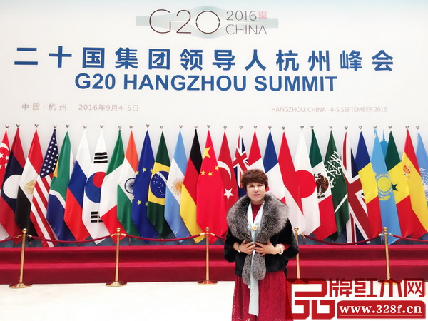 寧夏紫香紅家具董事長馬曉雪出席第七屆中國紅木家具品牌大會 寧夏紫香紅家具董事長馬曉雪出席第七屆中國紅木家具品牌大會