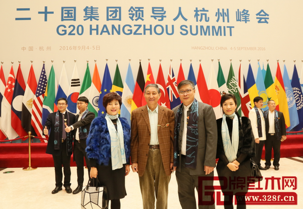 原故宮博物院文?？萍疾恐魅尾莒o樓（左二）、中國（大涌）紅博城副總經(jīng)理林志洪（右二）與瑞昇家居總經(jīng)理饒穎（左一）在G20峰會舉辦地合影留念