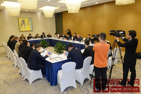 全聯(lián)藝術(shù)紅木家具專委會主席團(tuán)、專家團(tuán)二次工作會議現(xiàn)場 全聯(lián)藝術(shù)紅木家具專委會主席團(tuán)、專家團(tuán)二次工作會議現(xiàn)場