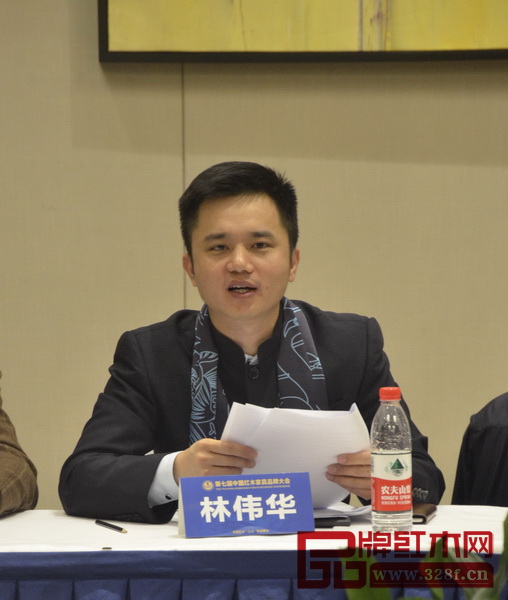 全聯(lián)藝術(shù)紅木家具專委會執(zhí)行會長兼秘書長、弘木傳媒CEO林偉華進(jìn)行2016年全聯(lián)藝術(shù)紅木家具專委會工作總結(jié)匯報(bào) 全聯(lián)藝術(shù)紅木家具專委會執(zhí)行會長兼秘書長、弘木傳媒CEO林偉華進(jìn)行2016年全聯(lián)藝術(shù)紅木家具專委會工作總結(jié)匯報(bào)