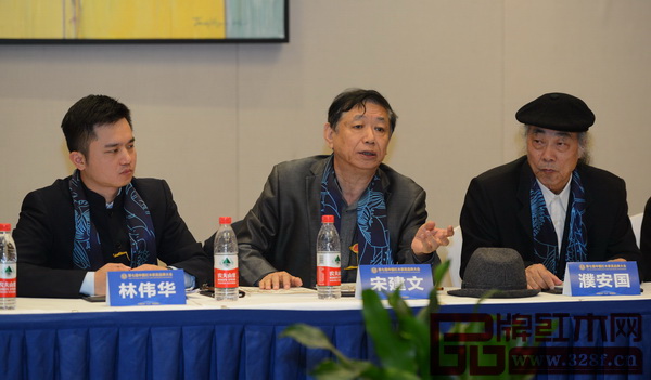 全聯(lián)藝術(shù)紅木家具專委會會長宋建文(中)進(jìn)行總結(jié)發(fā)言 全聯(lián)藝術(shù)紅木家具專委會會長宋建文(中)進(jìn)行總結(jié)發(fā)言