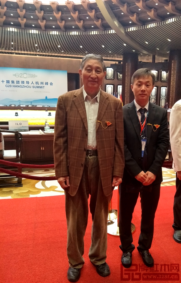 成信堂紅木總經(jīng)理周路敬（右）合影留念