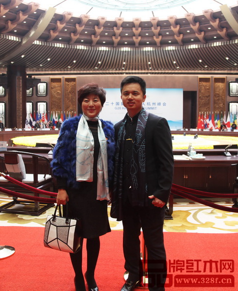 瑞昇家居總經(jīng)理饒穎（左）與全聯(lián)藝術(shù)紅木家具專委會執(zhí)行會長、弘木傳媒CEO林偉華（右）在G20峰會主會場合影留念