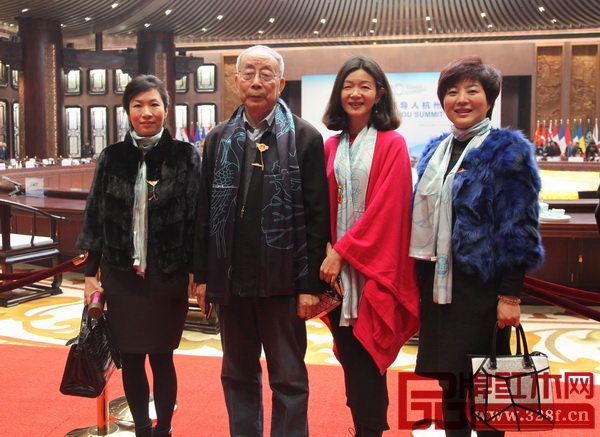 中國紅木家具技術(shù)專家曹新民（左二）與瑞昇家居總經(jīng)理饒穎（右一）在G20峰會主會場合影留念