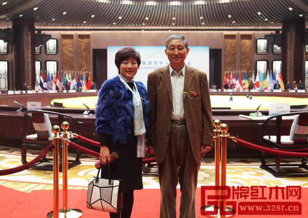 原故宮博物院文?？萍疾恐魅尾莒o樓（右）與瑞昇家居總經(jīng)理饒穎（左）在G20峰會主會場合影留念