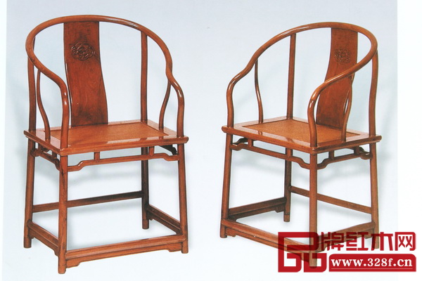 圖4 黃花梨開(kāi)光海棠圈椅 清早期 長(zhǎng)65厘米 寬47厘米 高98厘米 (美國(guó)羅伯特.畢格史夫婦舊藏,佳士得紐約拍賣,1997年9月) 圖4 黃花梨開(kāi)光海棠圈椅 清早期 長(zhǎng)65厘米 寬47厘米 高98厘米 (美國(guó)羅伯特.畢格史夫婦舊藏,佳士得紐約拍賣,1997年9月)