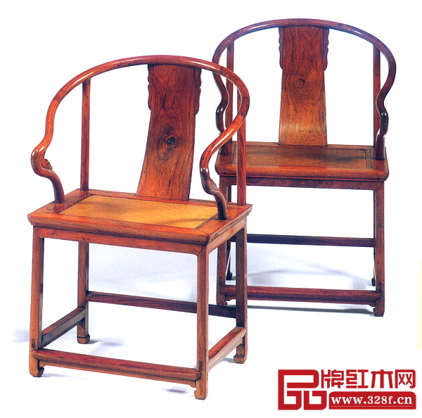 圖5 黃花梨扶手不出頭式圈椅四張 明末清初 長(zhǎng)103厘米 寬43厘米 高88厘米 (佳士得紐約拍賣公司,1996年9月) 圖5 黃花梨扶手不出頭式圈椅四張 明末清初 長(zhǎng)103厘米 寬43厘米 高88厘米 (佳士得紐約拍賣公司,1996年9月)