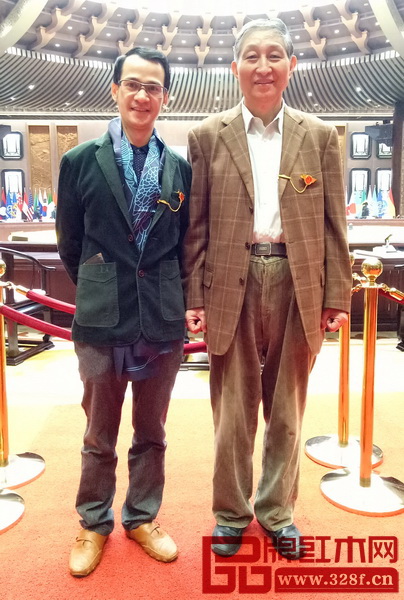 榮燊堂總經(jīng)理陳智彬與原故宮博物院文?？萍疾恐魅尾莒o樓在G20峰會主會場合影留念
