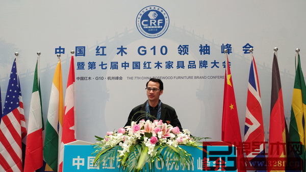 榮燊堂總經(jīng)理陳智彬在中國紅木G10領(lǐng)袖峰會舉辦地合影留念