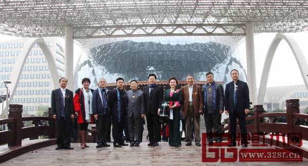 全國(guó)政協(xié)委員、全國(guó)工商聯(lián)第九屆副主席程路(右五)與第七屆紅木家具品牌大會(huì)部分參會(huì)嘉賓于G20峰會(huì)舉辦地杭州國(guó)際博覽中心合影留念 全國(guó)政協(xié)委員、全國(guó)工商聯(lián)第九屆副主席程路(右五)與第七屆紅木家具品牌大會(huì)部分參會(huì)嘉賓于G20峰會(huì)舉辦地杭州國(guó)際博覽中心合影留念