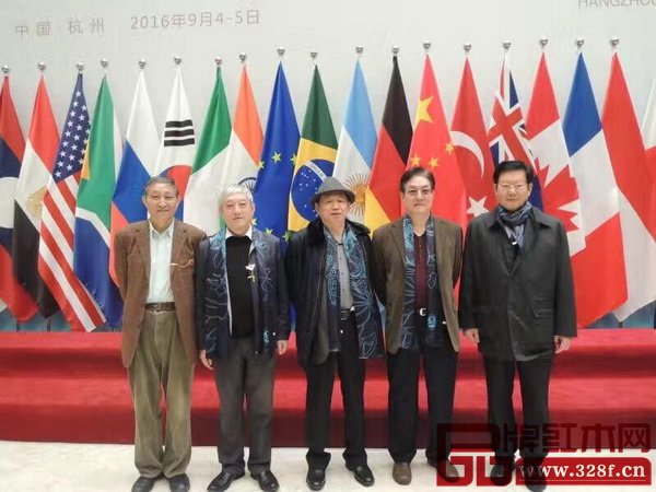 全國(guó)政協(xié)常委、全國(guó)工商聯(lián)第十屆常務(wù)副主席孫安民(右二),全國(guó)政協(xié)委員、全國(guó)工商聯(lián)第九屆副主席程路(右一),全國(guó)工商聯(lián)執(zhí)委、全聯(lián)民間文物藝術(shù)品商會(huì)會(huì)長(zhǎng)宋建文(中),原故宮博物院文??萍疾恐魅尾莒o樓(左一),全國(guó)工商聯(lián)民間文物藝術(shù)品商會(huì)秘書長(zhǎng)肖秉俠(左二)在G20峰會(huì)舉辦地合影留念 全國(guó)政協(xié)常委、全國(guó)工商聯(lián)第十屆常務(wù)副主席孫安民(右二),全國(guó)政協(xié)委員、全國(guó)工商聯(lián)第九屆副主席程路(右一),全國(guó)工商聯(lián)執(zhí)委、全聯(lián)民間文物藝術(shù)品商會(huì)會(huì)長(zhǎng)宋建文(中),原故宮博物院文??萍疾恐魅尾莒o樓(左一),全國(guó)工商聯(lián)民間文物藝術(shù)品商會(huì)秘書長(zhǎng)肖秉俠(左二)在G20峰會(huì)舉辦地合影留念