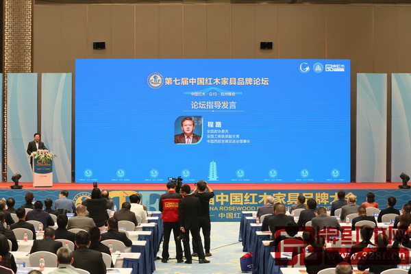 全國(guó)政協(xié)委員、全國(guó)工商聯(lián)第九屆副主席程路在論壇總結(jié)發(fā)言中提出了品牌的重要性 全國(guó)政協(xié)委員、全國(guó)工商聯(lián)第九屆副主席程路在論壇總結(jié)發(fā)言中提出了品牌的重要性