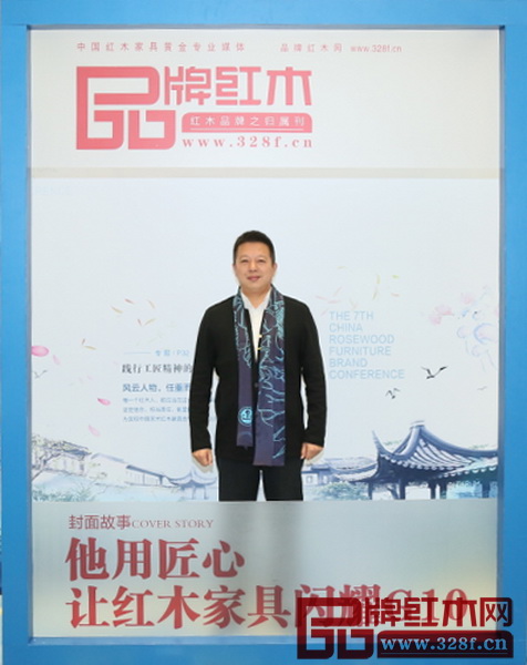 東陽市紅木家具行業(yè)協(xié)會常務(wù)副會長、明堂紅木總經(jīng)理張向榮 東陽市紅木家具行業(yè)協(xié)會常務(wù)副會長、明堂紅木總經(jīng)理張向榮