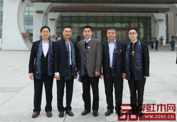 部分政府領(lǐng)導、行業(yè)協(xié)會領(lǐng)導、產(chǎn)區(qū)領(lǐng)導、權(quán)威專家于G20峰會舉辦地——杭州國際博覽中心留影 