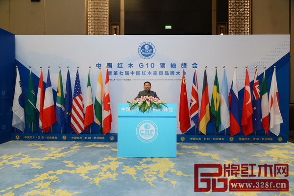 部分政府領(lǐng)導、行業(yè)協(xié)會領(lǐng)導、產(chǎn)區(qū)領(lǐng)導、權(quán)威專家、行業(yè)精英于中國紅木G10領(lǐng)袖峰會舉辦地留影 